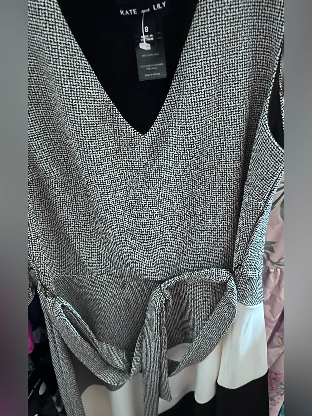 Black & White Sleeveless V-Neck Sheath Dress
